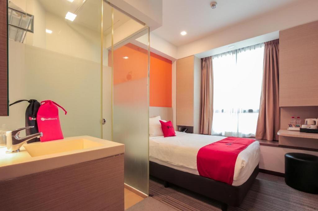 Отель Reddoorz Premium @ Balestier Сингапур Экстерьер фото