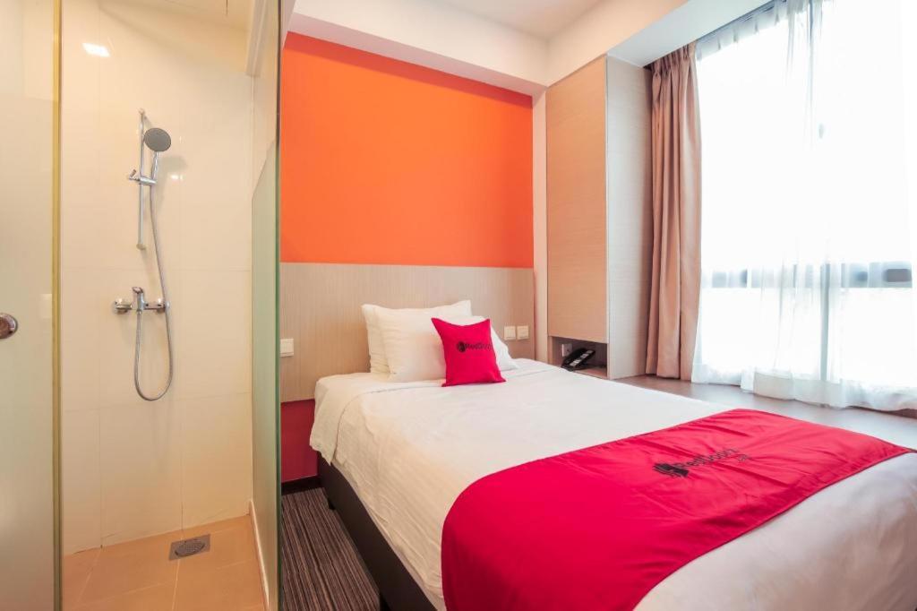 Отель Reddoorz Premium @ Balestier Сингапур Экстерьер фото